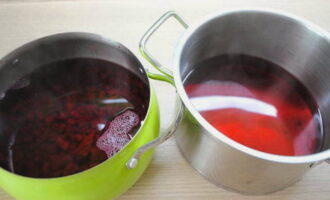 Place the beets in the same pan, pour the broth 1 cm above its level and cook the beet cubes over low heat until tender.