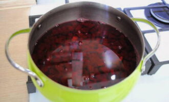 Pour the broth into the boiled beets and cool the beetroot soup in the refrigerator for several hours. 