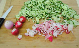 Before serving the dish, chop the vegetables indicated in the recipe (cucumbers, radishes, potatoes and washed greens). The cutting form can be any, but it is advisable to chop the vegetables finely. Place the chopped vegetables in a separate bowl. Add egg yolks and finely chopped whites to it. Mix everything well and cool this cutting as well.