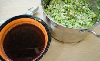 When the ingredients for the classic beetroot soup are cold enough, put chopped vegetables in each plate, pour in the beetroot soup, and mix well.