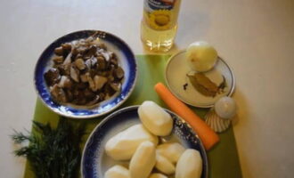 Mushroom soup made from fresh mushrooms is very easy to prepare. The first step is to prepare the mushrooms for cooking. They should be sorted out, cleared of forest debris, rinsed well under running water and cut into pieces of any size. Bring the mushroom slices to a boil and drain the first broth. Then peel and wash the potatoes, onions and carrots.