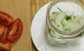 Place part of the greens and half of the onion slices in a clean jar (no need to sterilize).