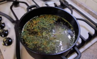 Cook the marinade from the amount of water, salt, sugar and spices specified in the recipe.