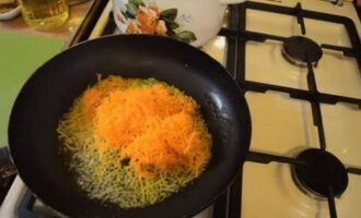 During this time, fry the chopped carrots until light golden brown.