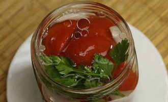 Pour the hot marinade over the vegetables in the jar and immediately seal it tightly.