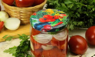 Leave the jar with tomato and onion slices for 12 hours to cool completely and without wrapping it in a fur coat. It is better to store this preservation in a cool place. Delicious and successful preparations!