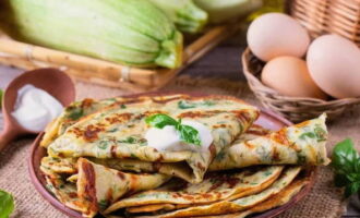 Server varme zucchinipannekaker med ost til frokost og tilsett rømme eller yoghurt. God appetitt!