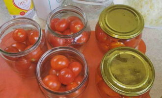 Sterilkan balang liter terlebih dahulu dan rebus penutupnya. Letakkan tomato yang disediakan dalam balang, tuangkan air mendidih ke atasnya dan, tutup balang dengan penutup, biarkan selama 20 minit.