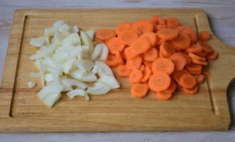 We clean and wash the carrots and onions. Cut the carrots into thin circles and the onion into quarter rings.