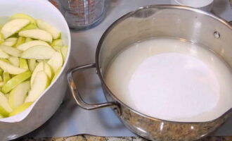 Für den Sirup Zucker in einen separaten Topf geben, ein Glas sauberes Wasser aufgießen und zwei Esslöffel Zitronensaft hinzufügen. Stellen Sie die Pfanne auf niedrige Hitze und rühren Sie den Zucker unter Rühren mit einem Löffel vollständig auf. Den Sirup zum Kochen bringen.