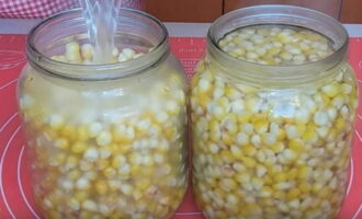 Dalam kuali yang berasingan, masak perapan dari 1 liter air bersih atau sup jagung yang ditapis dengan tambahan garam dan gula mengikut perkadaran resipi. Tuangkan perapan panas ke atas bijirin dalam balang.