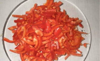 Peel the seeds with partitions from the sweet pepper, rinse and cut into thin strips.