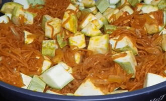 Then add the sliced ​​zucchini to the vegetables.