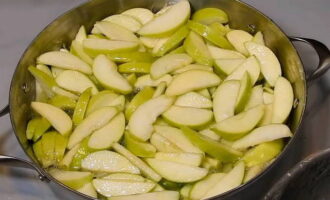 Cubra el plato con una tapa y deje las manzanas en el almíbar durante 12 horas o toda la noche.