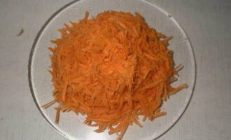 Grind the peeled carrots on a fine or medium grater so as not to drown out the taste of other vegetables in the salad.