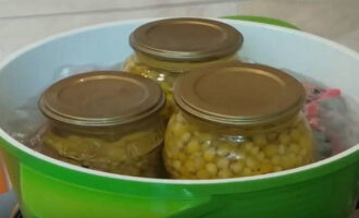 Sterilkan jagung dalam tin dalam masa 40 minit air mula mendidih dalam kuali.