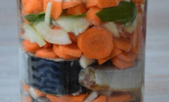 In the same way, we put all the mackerel in the jar and the top layer should be vegetables. Pour two tablespoons of vegetable oil into a jar.