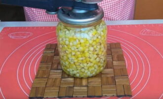 Pada akhir masa ini, tutup balang jagung secara hermetik, letakkannya pada penutup dan sejuk di bawah kot bulu. Jagung dalam tin disimpan dengan baik untuk masa yang lama di dalam bilik yang sejuk dan gelap. Persediaan yang lazat dan berjaya!