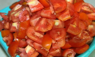 A salada com arroz para o inverno é muito simples de preparar. Prepare imediatamente todos os vegetais e temperos de acordo com a receita. Limpe-os e enxágue-os em água corrente.Tomates, de preferência com polpa forte, cortados em pequenos pedaços de qualquer formato.