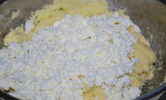 Add 260 grams of fatty cottage cheese to the airy, oily mass. Stir until smooth.