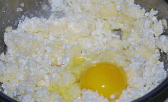 Rinse and dry the chicken eggs. Add one at a time to the curd dough, stirring thoroughly each time. Add slaked soda. Stir.