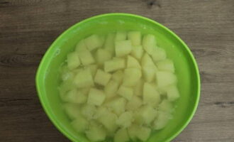 Wash the potatoes to remove sand, remove the skin with a vegetable peeler or peel with a knife. Cut into cubes. Place in a bowl and cover with cold water.