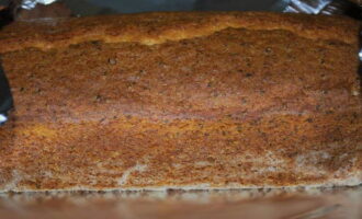 Mettete la torta in forno preriscaldato per 50 minuti. Controlla la prontezza della torta con uno stuzzicadenti o uno spiedino di legno. Dovrebbe essere completamente asciutto. Raffreddare completamente la torta calda nella padella. Quindi rimuoverlo con attenzione e avvolgerlo nella pellicola. 