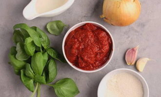 Pizza sauce is easy to make at home. First of all, prepare all the ingredients for the sauce according to the recipe. It is better to take fresh basil, but dry basil should be steeped in water beforehand. 