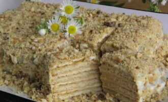 Coloca el bizcocho preparado en el frigorífico durante al menos 2-3 horas, después de cubrirlo con algo para que el bizcocho no se sature de olores desagradables. Sirve el pastel terminado con té aromático. ¡Buen provecho!