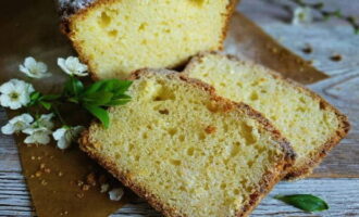 Tagliare a pezzetti la torta completamente raffreddata.