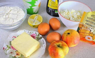 Els muffins de poma són molt fàcils de preparar al forn. En primer lloc, mesura els ingredients del pastís en les quantitats especificades a la recepta perquè tot estigui a mà.