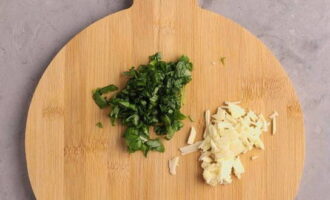 Also finely chop the garlic with washed and dried basil.