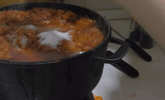 Pour the rest of the oil into these vegetables, add all the tomato paste, add the fried onions and season with the spices indicated in the recipe (salt, sugar and vinegar).