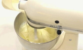 Senza smettere di montare con il mixer, versare a filo sottile la panna fredda in questo composto.