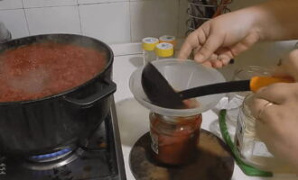 Simmer the vegetables over low heat without covering the pan with a lid. The simmering time is 30 minutes. Towards the end of cooking, add bay leaf to the vegetables. Place the borscht dressing prepared from beets into pre-sterilized jars, seal hermetically, cool under a fur coat and place in a place for storing homemade preserves.