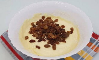 Rinse the soaked raisins well, add to the dough and mix everything again.