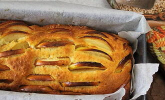 Cuocere la torta nel forno preriscaldato per un'ora o poco più. Se la parte superiore della torta dovesse scurirsi troppo, copritela con la pellicola. Controllate la cottura dei prodotti da forno con uno spiedino di legno.