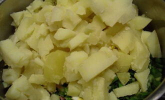 Tagliare le patate negli stessi cubetti dell'uovo e del cetriolo. Mettete le cipolle tritate, le uova e le patate in un'insalatiera.