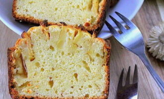 Avkjøl ostemassekaken med epler bakt i ovnen, fjern forsiktig fra formen og server med te etter å ha kuttet i porsjoner. Deilig og vellykket baking! 