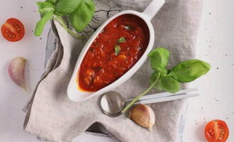 Remove the sauce prepared from tomato paste from the heat, cool and you can spread it on the dough base of the pizza and add the selected filling. Bon appetit!