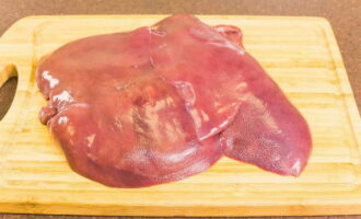 We select a suitable piece of pork liver, clean it, rinse it and soak it in cold water for several hours. It's best to do this in advance to save time.