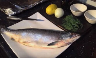 Sammeln Sie auf dem Tisch die notwendigen Zutaten für einen fantastischen Fisch. Spülen Sie den rosa Lachskadaver unter fließendem Wasser ab und trocknen Sie ihn mit Servietten. Entfernen Sie die Haut von der Zwiebel. Den Dill abspülen und trocknen. Die Zitrone mit kochendem Wasser übergießen.