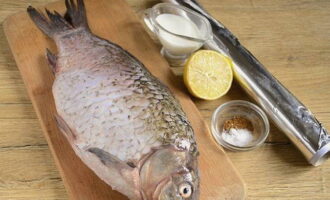 Crucian carp in sour cream is very easy to prepare. First of all, collect all the ingredients for a bright and flavorful dish.