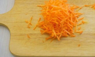 Pink salmon with onions and carrots in the oven is very easy to prepare. Rinse two carrots to remove dirt, scrape them with a knife or peel them with a vegetable peeler. Plane into strips or turn into shavings using a grater.