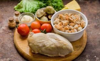 L'insalata di pollo bollito è molto facile da preparare. Sul tavolo raccogli gli ingredienti necessari per un'insalata straordinaria. Lessare preventivamente il pollo in acqua salata e lasciarlo raffreddare completamente. La stessa insalata può essere preparata con pollo al forno o affumicato.