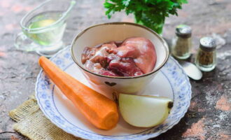 How to cook a delicious chicken liver dish? On the table, collect the necessary products for a delicate liver. Remove the top layer from the onion. Rinse the carrots from sand using a vegetable peeler and remove the skin.