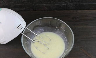 Biscoitos de gengibre podem ser facilmente preparados em casa. Coloque o kefir, o ovo, dois tipos de açúcar e o sal em uma tigela funda. Bata tudo com uma batedeira até ficar homogêneo.