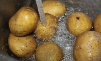 Ideally, new potatoes with skins should be used in this recipe. Rinse the ingredient thoroughly under running water.