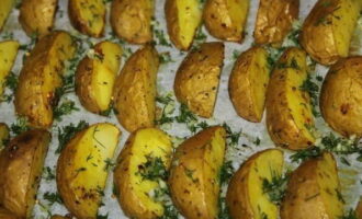 5 minutes before cooking, sprinkle the potatoes with a mixture of herbs and garlic.