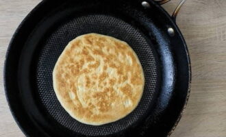 Kun tortilla on ruskistunut, käännä se varovasti toiselle puolelle. Paista 3 minuuttia kummaltakin puolelta.